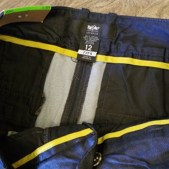 Mossimo Mid Waist Curvy Hip Stretch Capris - Picture 4 of 6